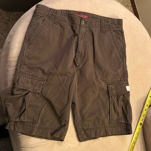 Men Levi original cargo Brown shorts, 38W.